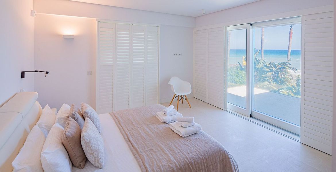 First line beach Villa For Rent &  Sale in Marbella