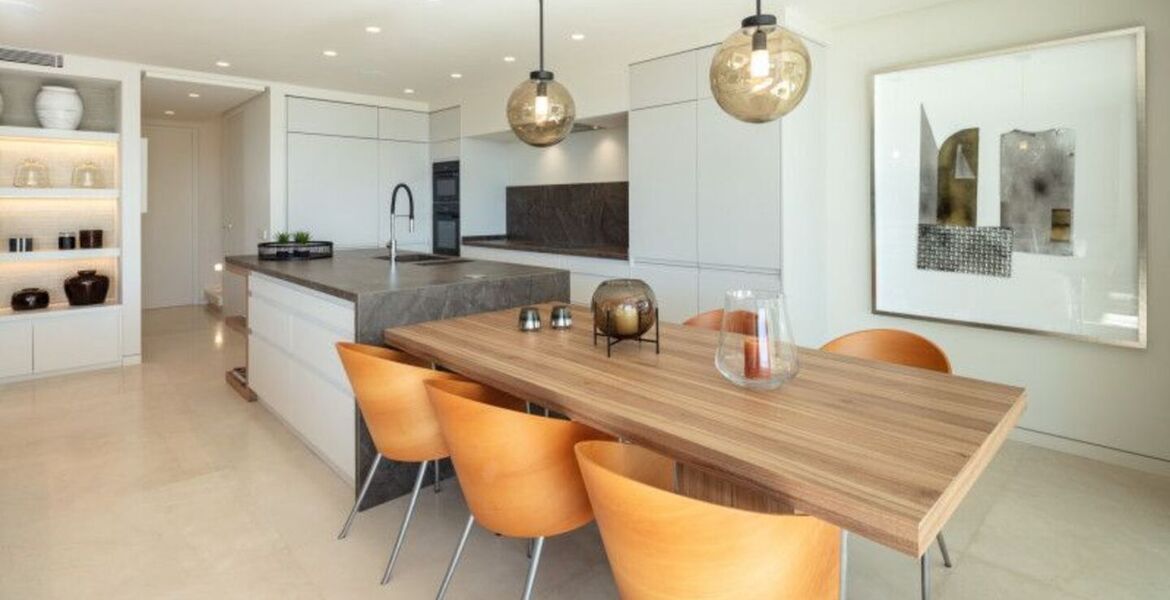 Beautifully renovated penthouse for sale in Puente Romano