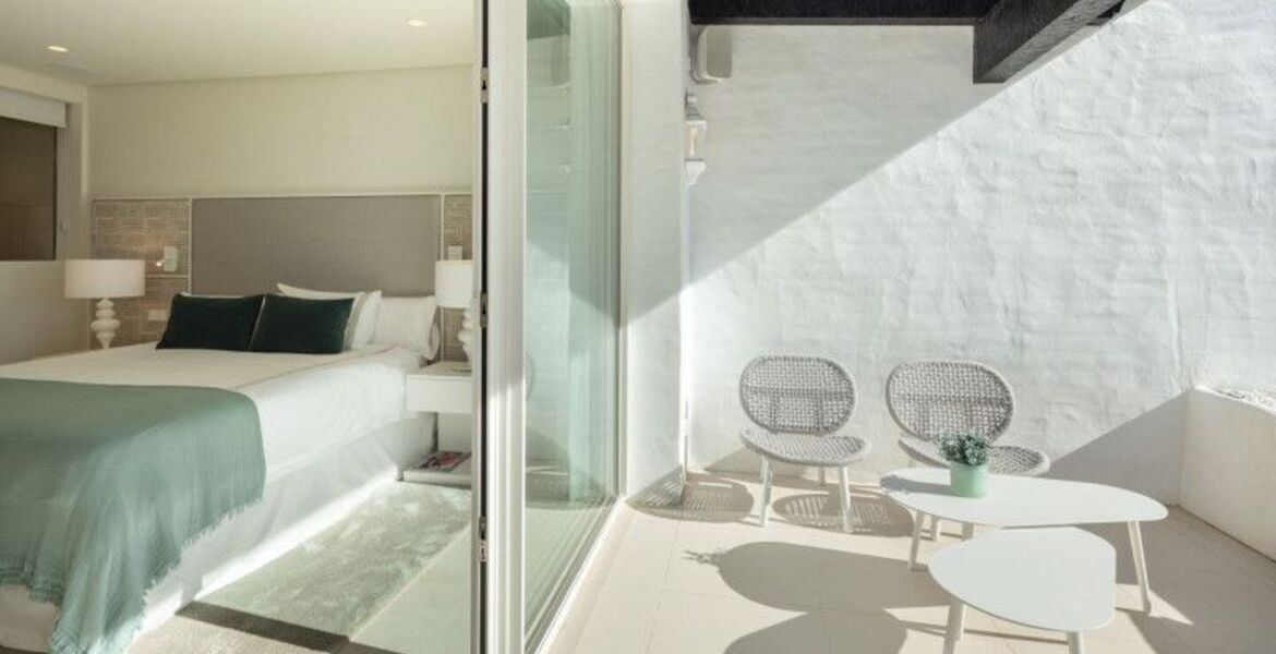 Beautifully renovated penthouse for sale in Puente Romano