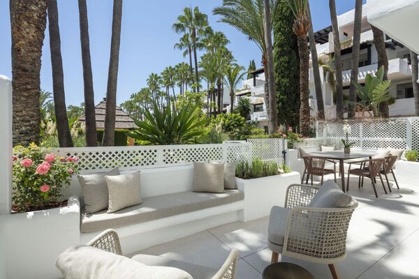 Lujoso apartamento en planta baja en Puente Romano Marbella