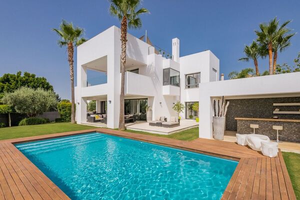 Villa contemporánea cerca de Puerto Banús con vistas al mar
