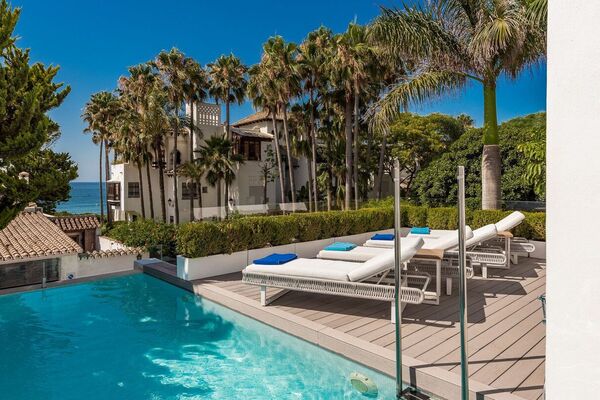 Villa contemporánea en Puente Romano con Smart Home