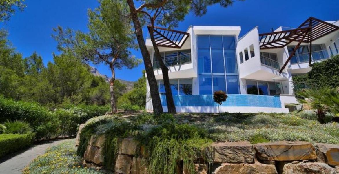 An outstanding villa for long-term rent